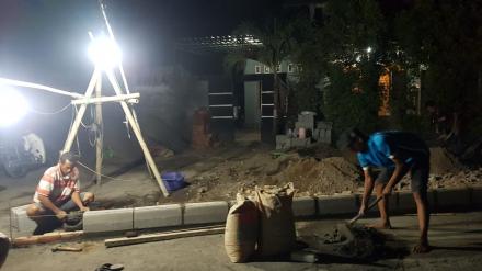 Kejar Target Selesai Akhir Tahun, Pembangunan Taman depan Kompleks Balai Desa Dilembur.